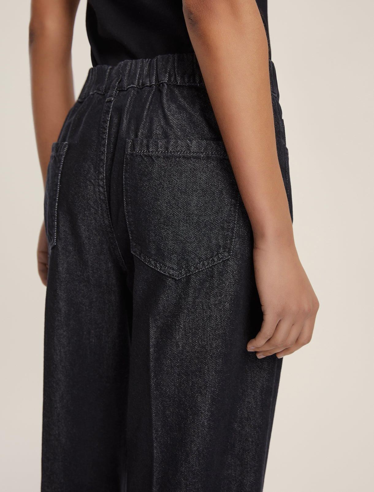 STRAIGHT-FIT JEANS - BLACK