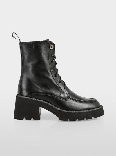 Leather Lace-up boot with tread sole