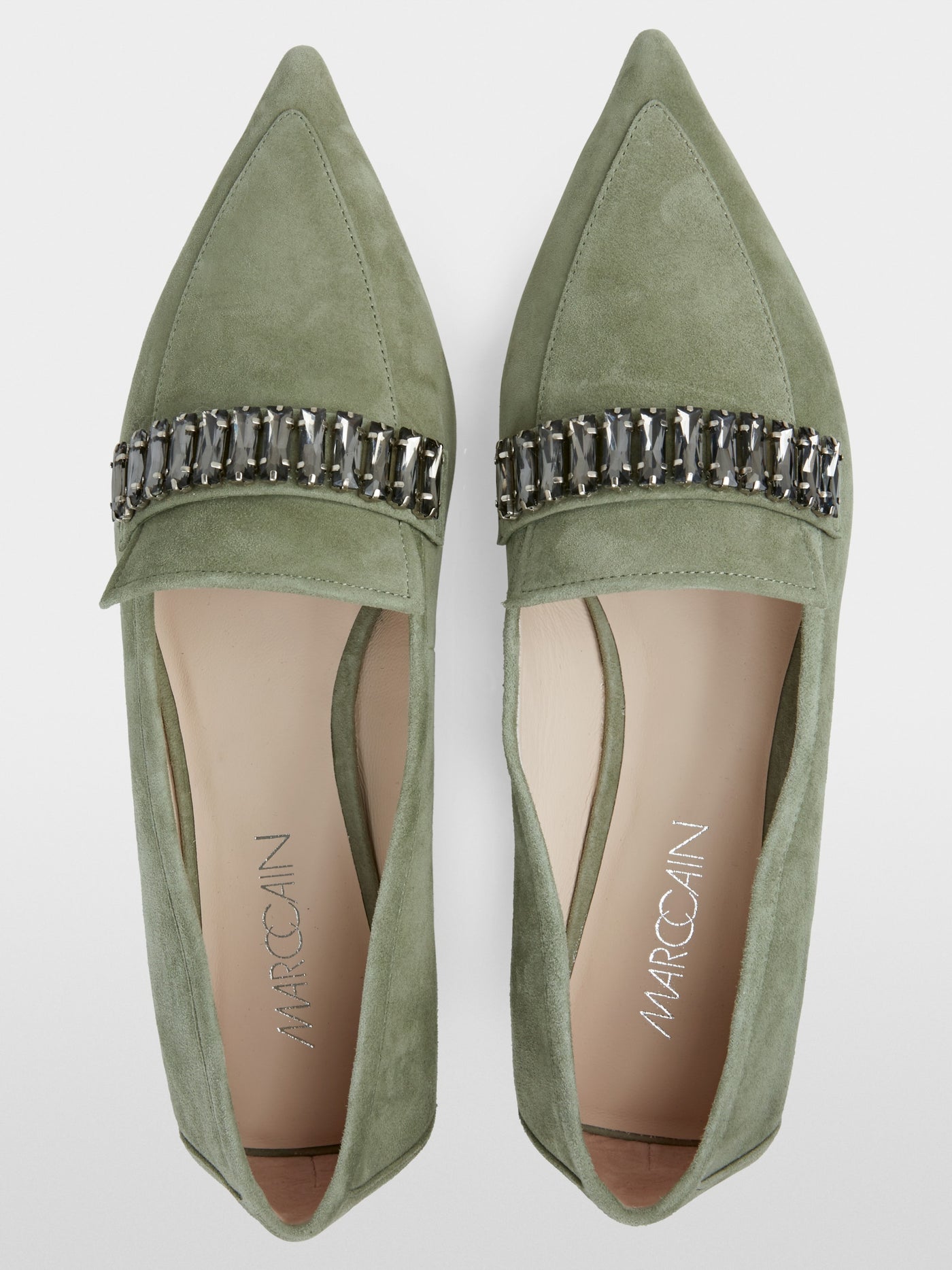 Flat shoe with rhinestone clasp