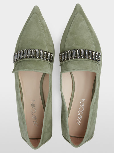 Flat shoe with rhinestone clasp