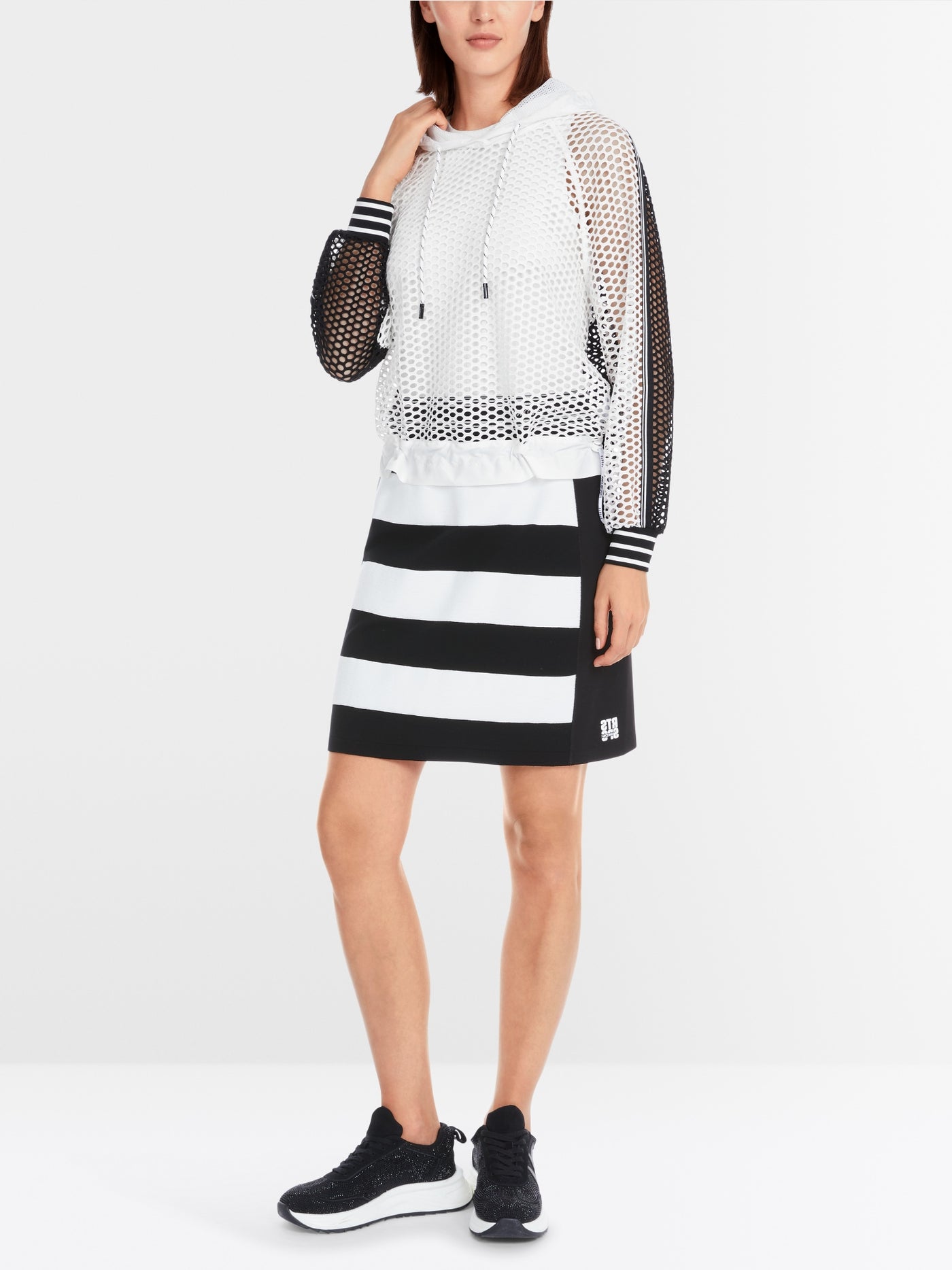 Sporty sweatshirt in mesh