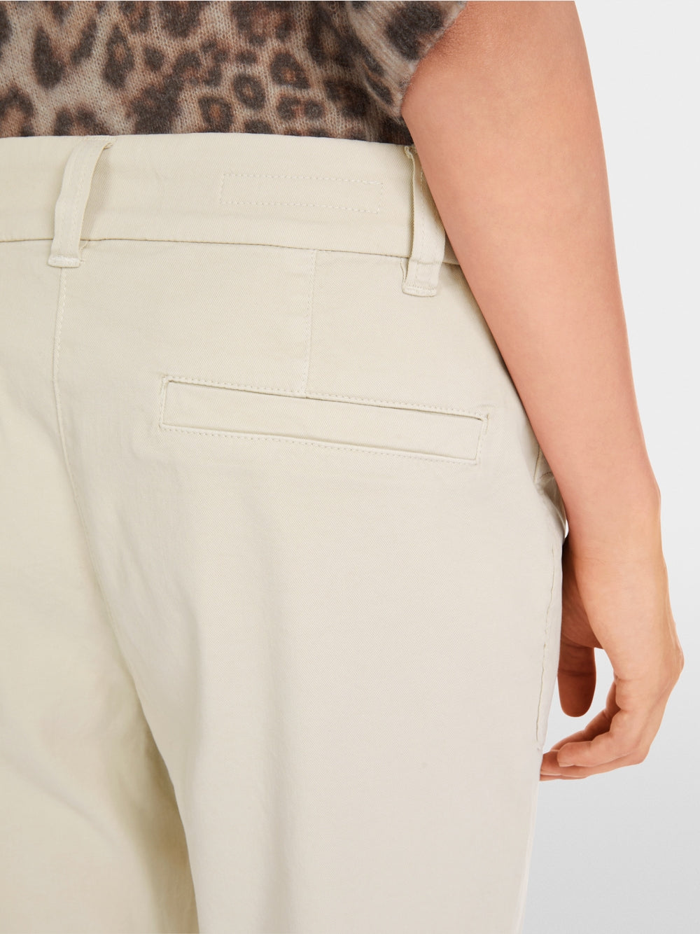 Cropped tapered cut trousers