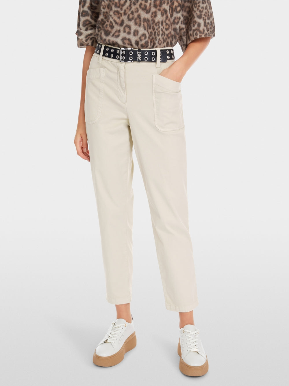 Cropped tapered cut trousers